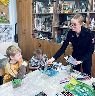 Одинцовские госавтоинспекторы провели социальный раунд «Засветись!» в художественной школе