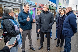 Глава Одинцовского округа Андрей Иванов вместе с инициативными жителями и профильными заместителями осмотрел привокзальную площадь у станции Голицыно
