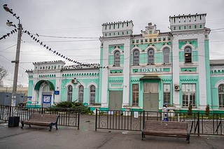 Глава Одинцовского округа Андрей Иванов вместе с инициативными жителями и профильными заместителями осмотрел привокзальную площадь у станции Голицыно