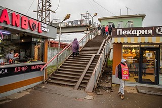 Глава Одинцовского округа Андрей Иванов вместе с инициативными жителями и профильными заместителями осмотрел привокзальную площадь у станции Голицыно