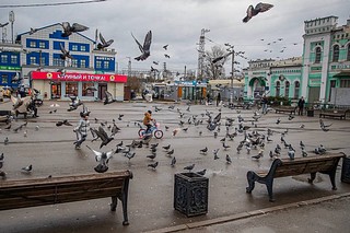 Глава Одинцовского округа Андрей Иванов вместе с инициативными жителями и профильными заместителями осмотрел привокзальную площадь у станции Голицыно