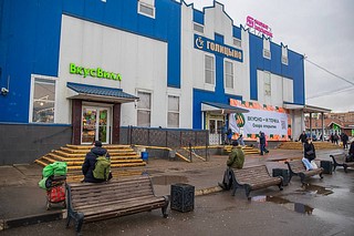 Глава Одинцовского округа Андрей Иванов вместе с инициативными жителями и профильными заместителями осмотрел привокзальную площадь у станции Голицыно