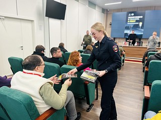 Одинцовские госавтоинспекторы проводят ликбезы по дорожной безопасности для пешеходов