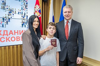 Глава Одинцовского округа Андрей Иванов в торжественной обстановке вручил паспорта граждан Российской Федерации 18 юным жителям муниципалитета