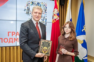 Глава Одинцовского округа Андрей Иванов в торжественной обстановке вручил паспорта граждан Российской Федерации 18 юным жителям муниципалитета