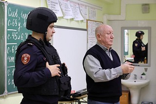 В начальных классах Одинцовской лингвистической гимназии прошла встреча с сотрудниками Росгвардии
