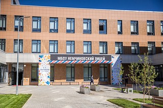 В 2024 году в Одинцовском округе ввели в эксплуатацию рекордное количество школ. Из пяти средних общеобразовательных учреждений только два, в Горках-2 и Немчиновке, были построены за счет бюджетных средств