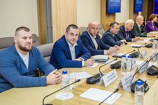 Глава Одинцовского округа провёл круглый стол по вопросам повышения качества пассажирских перевозок. Участие в работе приняли представители областного Министерства транспорта и дорожной инфраструктуры, АО «Мострансавто», депутаты окружного Совета и сотрудники профильных подразделений администрации муниципалитета