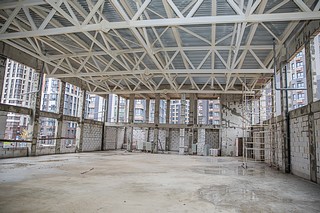 В жилом квартале «Семейный» города Одинцово — микрорайоне «Клубничное поле» — продолжается строительство новой общеобразовательной школы на 1100 учеников