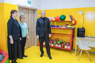 Глава Одинцовского округа Андрей Иванов проверил работу нового детского сада № 86, который открылся этой осенью в жилом квартале «Семейный» микрорайона «Клубничное поле»