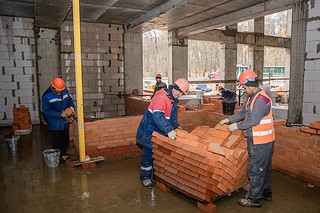 Глава Одинцовского округа Андрей Иванов проинспектировал ход строительства новой школы на 825 учеников в жилом комплексе «Одинбург»