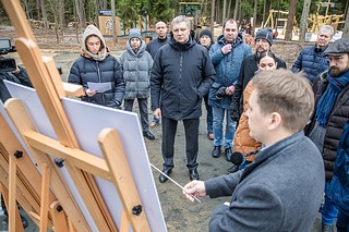 Глава Одинцовского округа Андрей Иванов проверил ход обустройства новой зоны отдыха на территории муниципалитета — парка в деревне Маслово