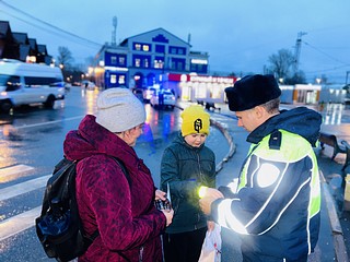 Сотрудники Госавтоинспекции провели на оживленных пешеходных переходах муниципалитета профилактическую акцию «Засветись!»