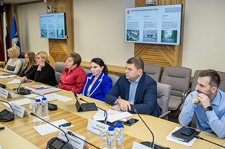 Глава муниципалитета Андрей Иванов провёл круглый стол по развитию системы здравоохранения. Участие в совещании приняли руководители Одинцовской областной больницы, представители Министерства здравоохранения Московской области и депутаты окружного Совета. Глава отметил важность плотной координации усилий для решения стоящих перед округом задач