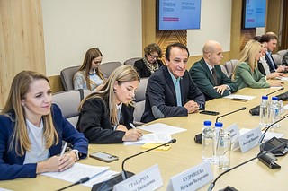 Глава муниципалитета Андрей Иванов провёл круглый стол по развитию системы здравоохранения. Участие в совещании приняли руководители Одинцовской областной больницы, представители Министерства здравоохранения Московской области и депутаты окружного Совета. Глава отметил важность плотной координации усилий для решения стоящих перед округом задач