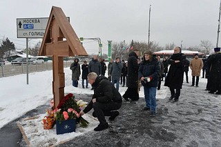 На месте гибели российской журналистки Дарьи Дугиной освятили поклонный крест. Мероприятие было приурочено к её дню рождения и ко дню памяти журналистов, погибших при исполнении профессиональных обязанностей. Глава Одинцовского городского округа Андрей Иванов призвал помнить о наследии Дарьи Дугиной и хранить память о ней