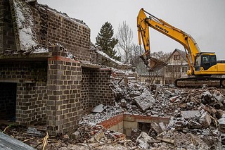 На территории Одинцовского округа продолжается ликвидация объектов незавершенного строительства. Одно из таких строений — многоэтажный дом, расположенный на улице Луначарского в Звенигороде