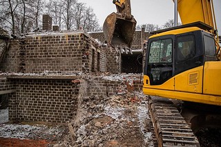 На территории Одинцовского округа продолжается ликвидация объектов незавершенного строительства. Одно из таких строений — многоэтажный дом, расположенный на улице Луначарского в Звенигороде