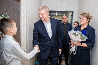 Глава Одинцовского округа вручил ключи от квартиры семье из Звенигорода