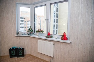 Глава Одинцовского округа вручил ключи от квартиры семье из Звенигорода