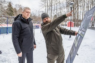 Концепцию памятника главе Одинцовского округа Андрею Иванову представил скульптор — выпускник Российской академии живописи, ваяния и зодчества Ильи Глазунова, член Союза художников Дмитрий Александров