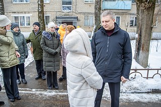 Глава Одинцовского округа Андрей Иванов вместе с жителями поселка Летний Отдых проверил качество ремонта подъездов жилого дома № 3 по улице Зеленая