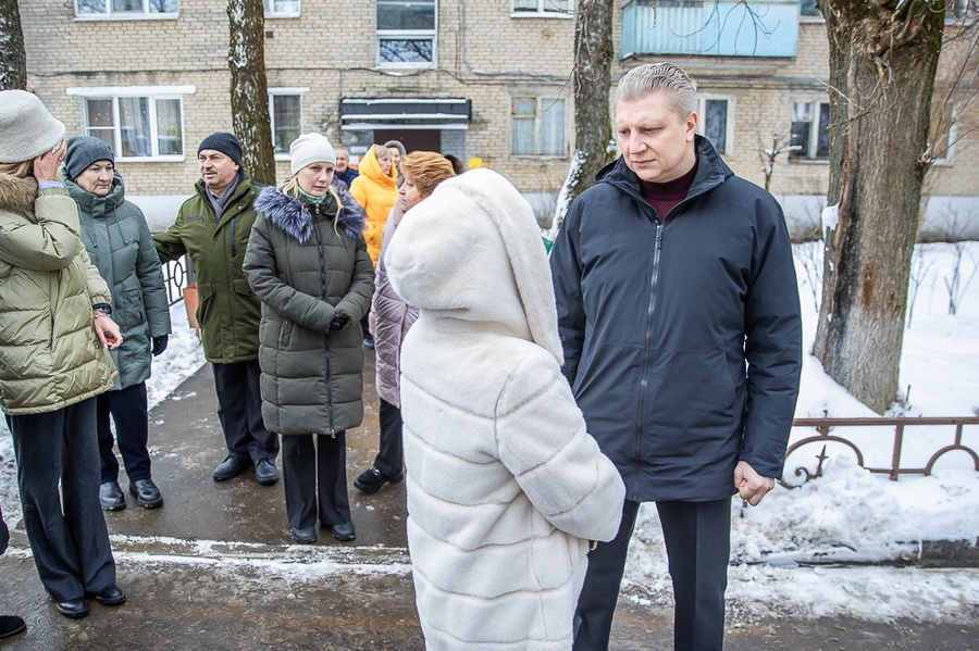 Качество ремонта подъездов жилого дома в поселке Летний Отдых проверил Андрей Иванов