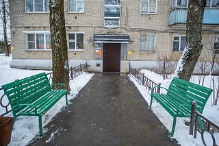 Глава Одинцовского округа Андрей Иванов вместе с жителями поселка Летний Отдых проверил качество ремонта подъездов жилого дома № 3 по улице Зеленая