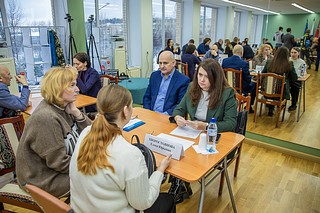 Глава Одинцовского округа Андрей Иванов вместе с профильными заместителями провел личный прием в формате «Выездной администрации» в поселке Часцы — на площадке Культурно-досугового центра «Часцовский»