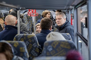 Глава Одинцовского округа Андрей Иванов вместе с представителями «Мострансавто» осмотрел новый комфортабельный автобус на маршруте № 33 «ст. МЦД Одинцово — Лесной городок — платф. Жаворонки»