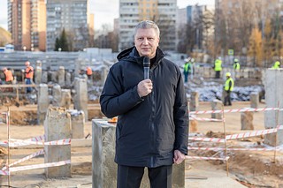 Андрей Иванов вместе с жителями заложил капсулу времени в основание акватермального комплекса в Одинцово