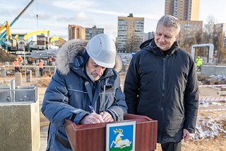 Андрей Иванов вместе с жителями заложил капсулу времени в основание акватермального комплекса в Одинцово