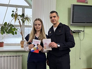 Одинцовские сотрудники УМВД вручили паспорта 16 юным жителям округа