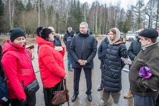 Глава Одинцовского округа Андрей Иванов вместе с инициативными жителями звенигородского микрорайона Супонево проверил ход обустройства новой парковой зоны