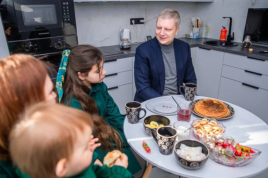 Андрей Иванов встретился с семьей погорельцев из Звенигорода