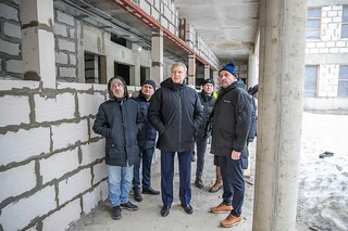 В рабочем посёлке Новоивановское продолжается строительство нового корпуса Немчиновского лицея для 950 школьников. Как сообщил глава Одинцовского городского округа Андрей Иванов, на данный момент строительная готовность объекта составляет 44%. На объекте задействовано 87 человек и 2 единицы техники
