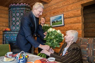 Андрей Иванов вручил медаль «80 лет Победы» участнице Великой Отечественной войны Антонине Яловской