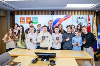 Андрей Иванов вручил первые паспорта 15 школьникам