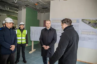 В ЖК «Заречье Парк» в Одинцовском округе продолжается возведение поликлиники на 300 посещений в смену. Медучреждение находится в высокой степени готовности. На объекте работают более 40 человек и несколько единиц спецтехники. Ход строительства проконтролировал глава муниципалитета Андрей Иванов