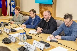 В муниципалитете стартует «месячник чистоты». Глава Одинцовского округа провёл совещание по вопросам уборки территории после зимы. Участие в работе приняли профильные заместители, руководители МЦУР, муниципальных предприятий и подрядных организаций. Андрей Иванов обратил внимание на то, что от своевременной и качественной уборки зависит не только внешний облик округа, но также комфорт и настроение жителей