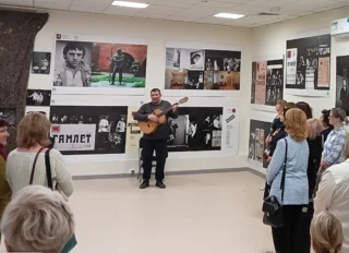 В Одинцовском округе в ДК Горки-10 открылась выставка, посвященная Владимиру Высоцкому