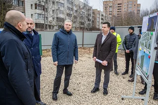В Звенигороде снесли недостроенное здание в микрорайоне Пронина. Снос объекта проинспектировал глава Одинцовского округа Андрей Иванов