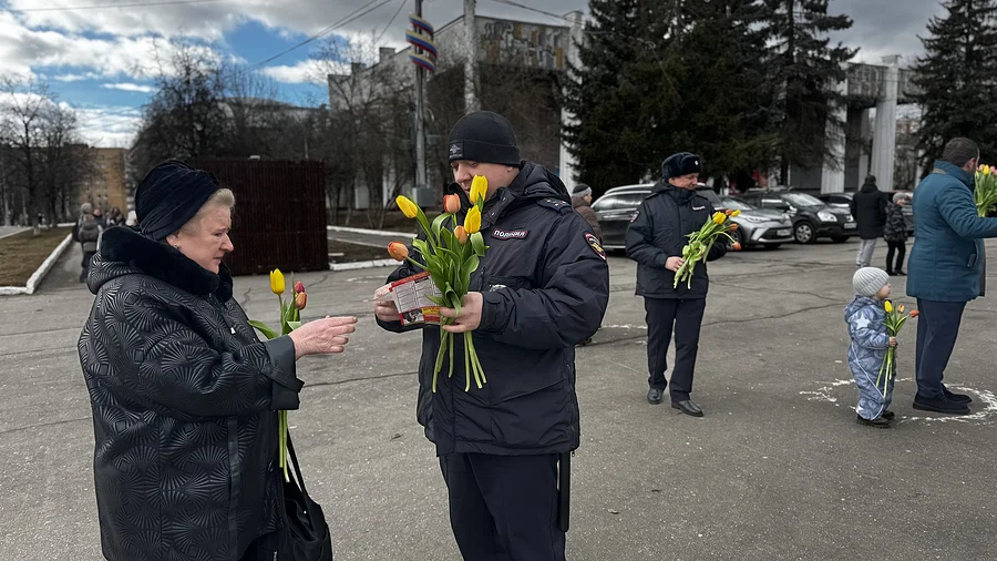 07 03 25 02 26., В Одинцово полицейские и общественники поздравили женщин с Международным женским днём