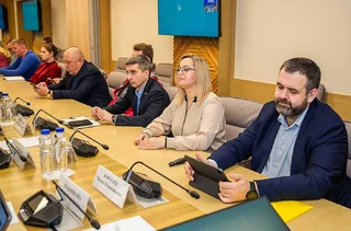 Глава Одинцовского округа провёл совещание по повышению качества работы управляющих компаний. В нём приняли участие профильные заместители, представители МЦУР, Министерства по содержанию территорий и госжилнадзору Московской области и руководители управляющих УК, находящимися в «красной зоне». Андрей Иванов подчеркнул, что, если неэффективные управляющие компании не изменят свои подходы к жалобам жителей, администрация поможет собственникам с их сменой