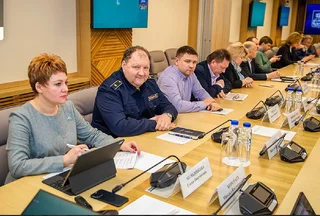 Глава Одинцовского округа провёл совещание по повышению качества работы управляющих компаний. В нём приняли участие профильные заместители, представители МЦУР, Министерства по содержанию территорий и госжилнадзору Московской области и руководители управляющих УК, находящимися в «красной зоне». Андрей Иванов подчеркнул, что, если неэффективные управляющие компании не изменят свои подходы к жалобам жителей, администрация поможет собственникам с их сменой