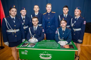 В одинцовской школе «Флагман» прошло торжественное событие — в стенах учебного заведения открылась «Парта Героя»