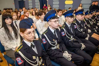 В одинцовской школе «Флагман» прошло торжественное событие — в стенах учебного заведения открылась «Парта Героя»