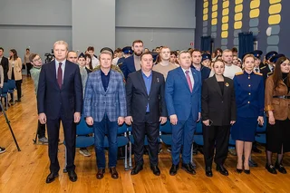 В одинцовской школе «Флагман» прошло торжественное событие — в стенах учебного заведения открылась «Парта Героя»