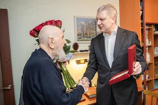Глава Одинцовского округа передал участнику Великой Отечественной войны Евгению Егоровичу Пилюгину юбилейную медаль «80 лет Победы в Великой Отечественной войне 1941-1945 гг.»