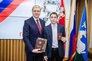 Глава Одинцовского округа Андрей Иванов вручил паспорта граждан Российской Федерации 9 юным жителям муниципалитета